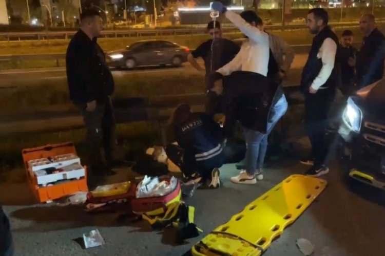 TEM Otoyolu'nda otomobil cipe arkadan &ccedil;arptı: 1'i ağır 2 yaralı