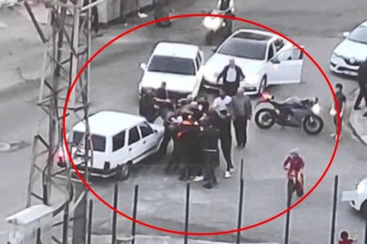 Siirt'te iki otomobil &ccedil;arpıştı: Taraflar birbirine girdi