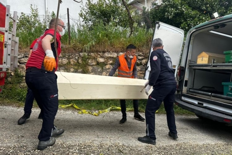 Mersin'de anne ile oğlu evde, baba otomobilinde yanmış olarak &ouml;l&uuml; bulundu