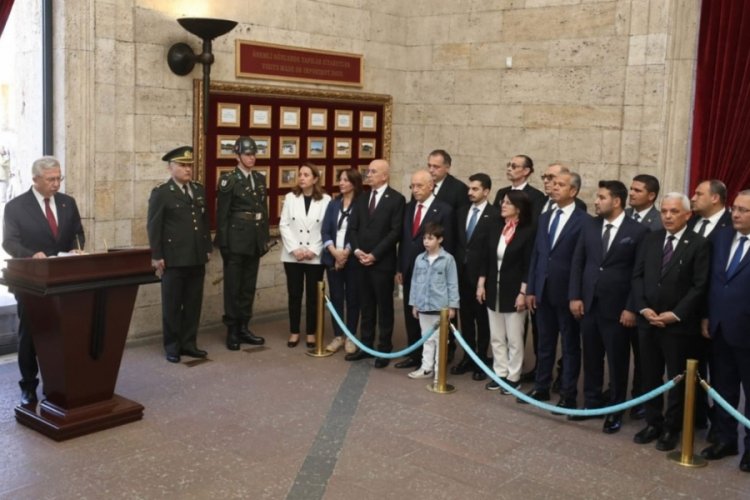 Ankara'nın yeni se&ccedil;ilen CHP'li belediye başkanları Anıtkabir'i ziyaret etti