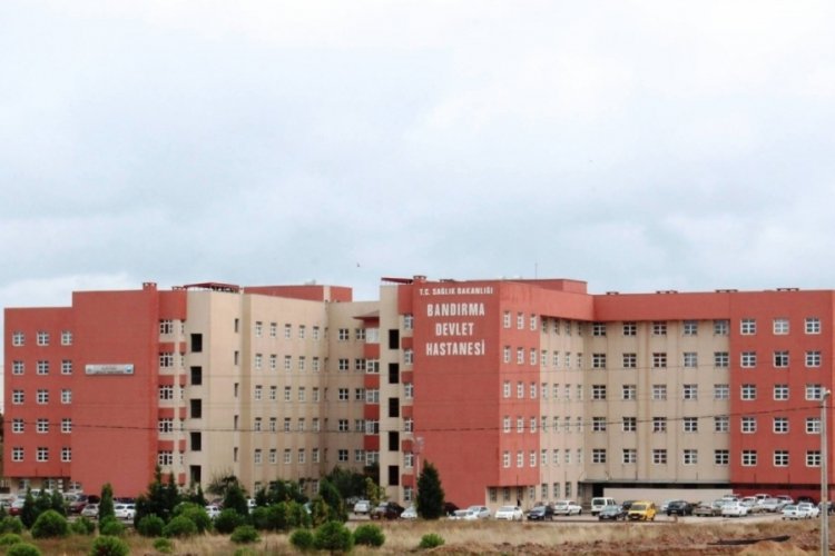 Hayattaki hastaya &ouml;ld&uuml; dediler: Hastane skandalı aileyi isyan ettirdi