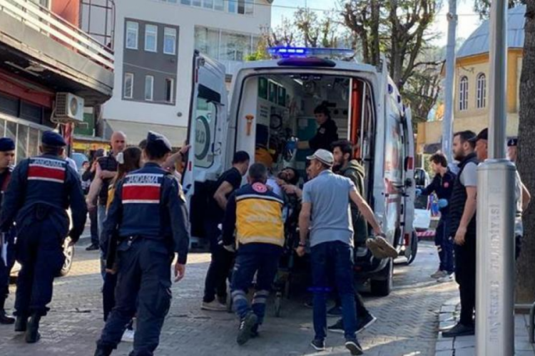 Kocaeli'de kavgayı ayırmak isteyenleri vurdu!
