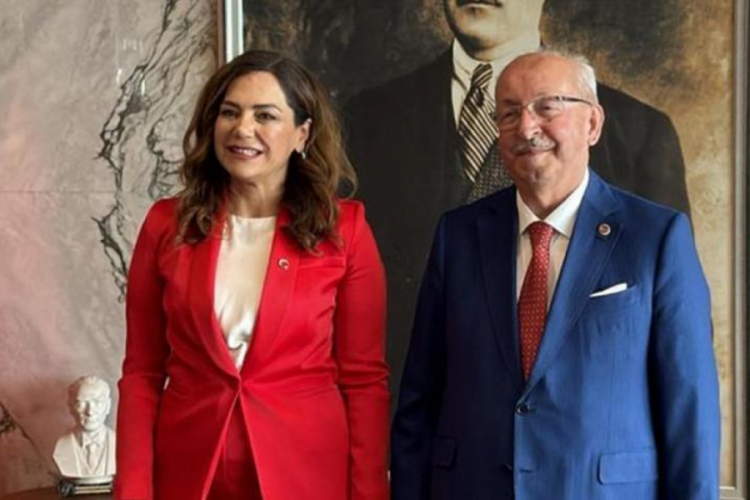 Tekirdağ'ın ilk kadın belediye başkanı mazbatasını aldı
