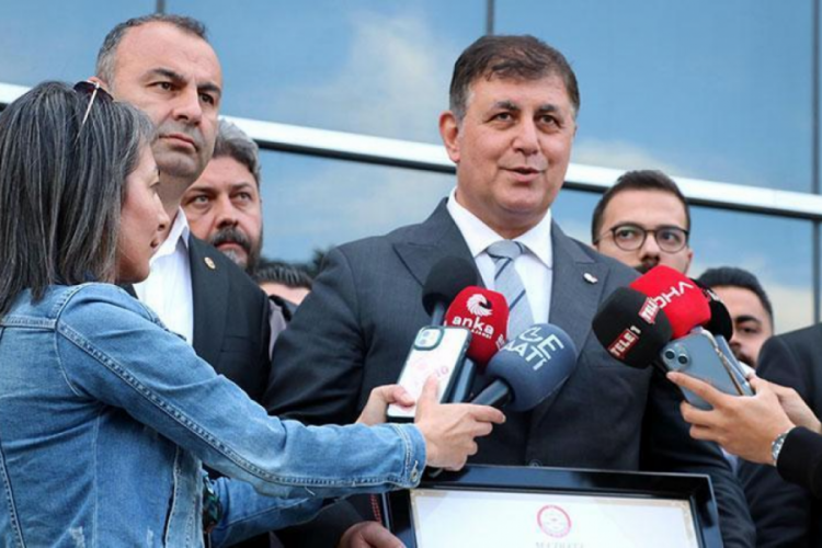 Cemil Tugay mazbatasını alarak g&ouml;reve başladı