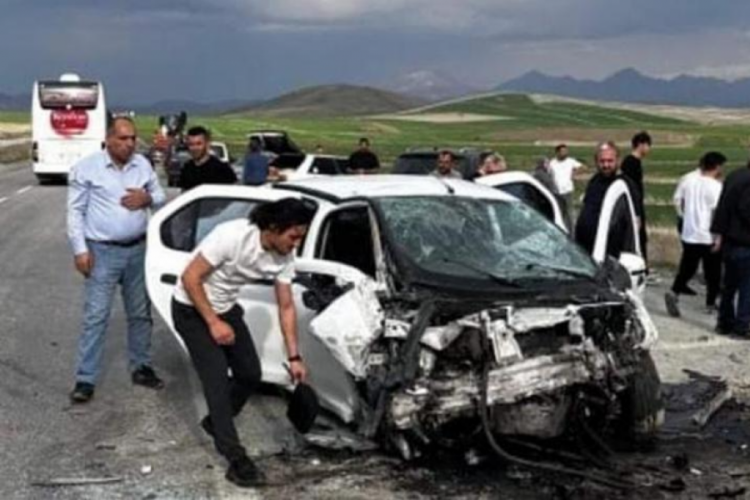 Kahramanmaraş'ta iki otomobil &ccedil;arpıştı: 2 &ouml;l&uuml;, 4 yaralı
