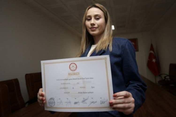 'En genç belediye başkanı' Zeynep Çelik mazbatasını aldı