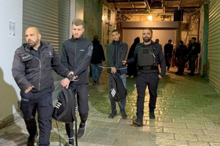 İsrail, Mescid-i Aksa'da sabah namazı kılan 16 kişiyi g&ouml;zaltına aldı