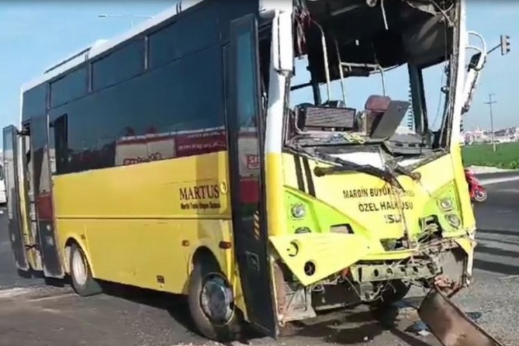 Mardin'de midib&uuml;s ile tır &ccedil;arpıştı: &Ccedil;ok sayıda yaralı var