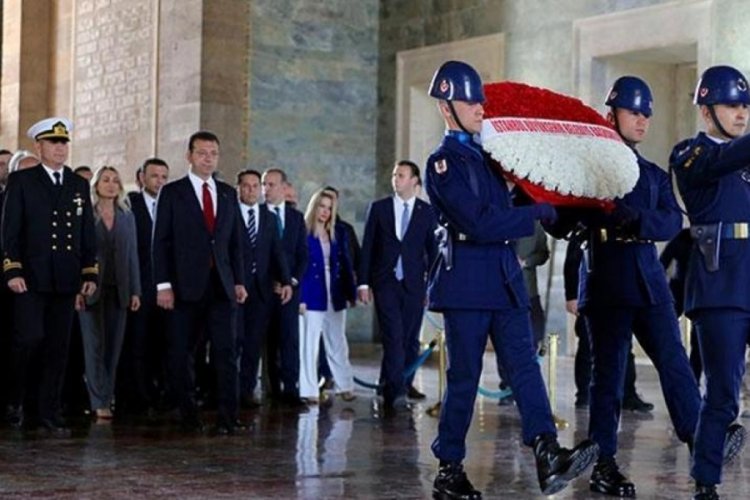 İmamoğlu ve 26 il&ccedil;e belediye başkanı Anıtkabir'i ziyaret etti