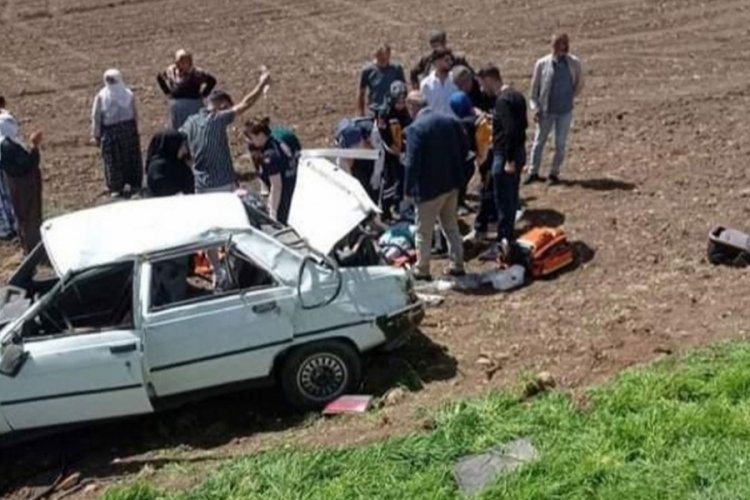 Diyarbakır'da 9 kişinin bindiği otomobil takla attı: 6'sı &ccedil;ocuk, 9 yaralı