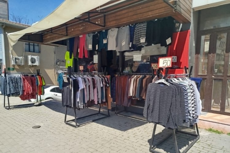 Bursa'da bazı giyim mağazaları fiyatları yarıya indirdi! "Vatandaşlardan talep yok"