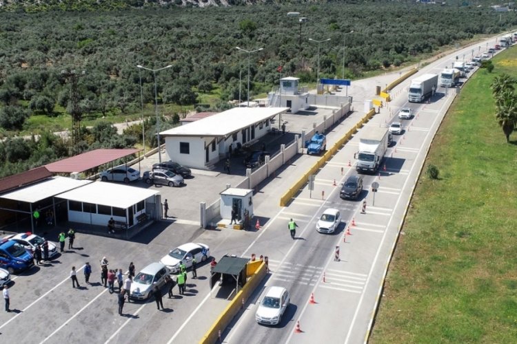Antalya girişinde kilometrelerce uzunlukta ara&ccedil; kuyruğu