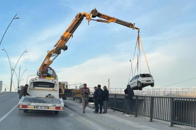 Niğde'de otomobil tren yolunun kenarına d&uuml;şt&uuml;!