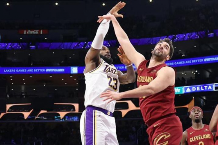 NBA'de Los Angeles Lakers, Cleveland Cavaliers'ı farklı ge&ccedil;ti!