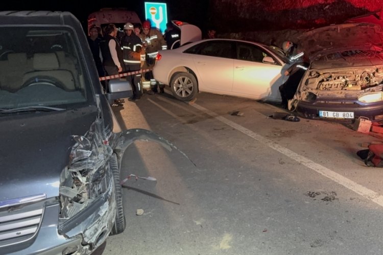 D&uuml;zce'de 3 ara&ccedil; birbirine girdi: 1 &ouml;l&uuml;, 3 yaralı