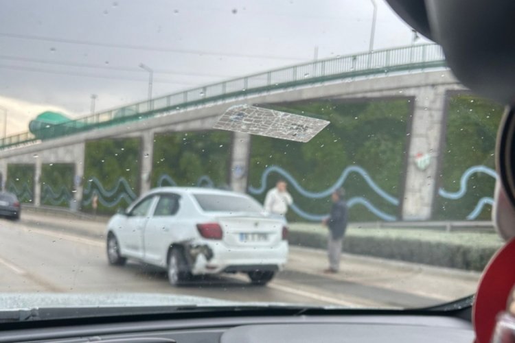 Bursa'da yere d&ouml;k&uuml;len yakıt zincirleme kazaya sebep oldu!
