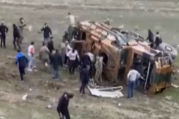 Van'da askeri ara&ccedil; devrildi