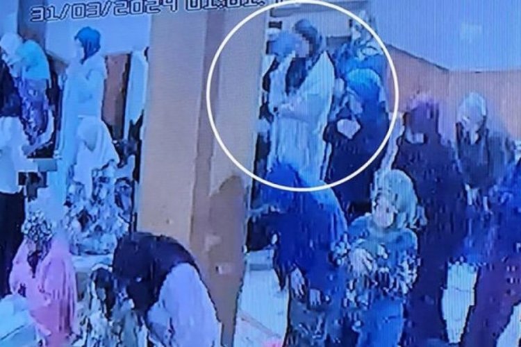 Baş&ouml;rt&uuml; takıp camide namaz kılan kadınları taciz etti!