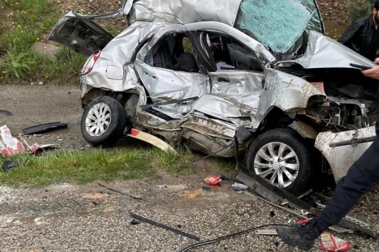 Adıyaman'da hafriyat kamyonu ile &ccedil;arpışan otomobildeki 2 kişi hayatını kaybetti