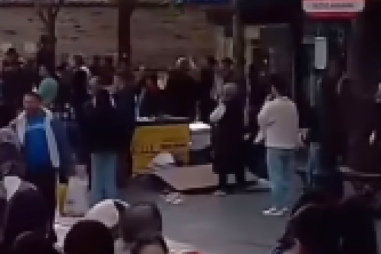 Bursa'da zabıta ile seyyar satıcılar arasında kavga &ccedil;ıktı!