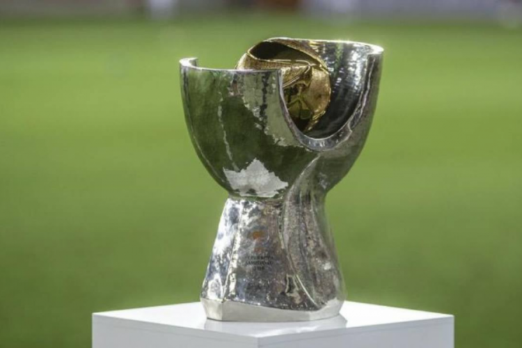 Fenerbah&ccedil;e-Galatasaray derbisinde Fenerbah&ccedil;e sahadan &ccedil;ekildi