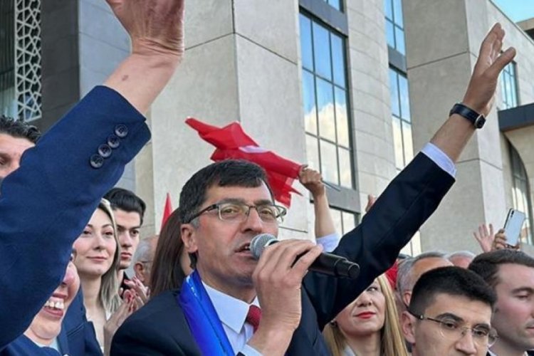 K&uuml;tahya'da CHP'li Ey&uuml;p Kahveci mazbatasını aldı g&ouml;revine başladı