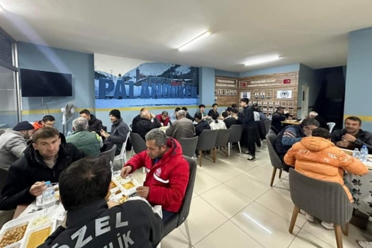 Gelenek bu yılda s&uuml;rd&uuml;: Orhangazi Erzurumlular derneği 6 bin kişiye iftar yemeği verdi