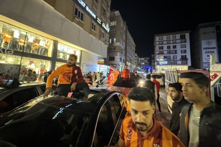 Galatasaray ve Fenerbah&ccedil;e taraftarları, S&uuml;per Kupa ma&ccedil;ı sonrası konvoy oluşturdu