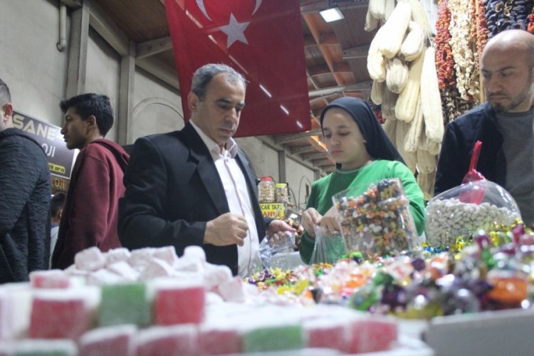 500 yıllık tarihi &ccedil;arşıda Ramazan Bayramı yoğunluğu
