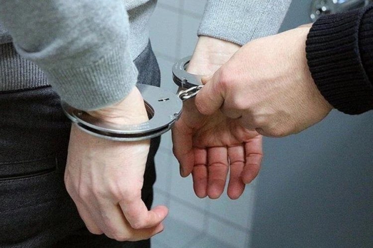 Aranan şahıs yolcu otob&uuml;s&uuml;nde yakalandı