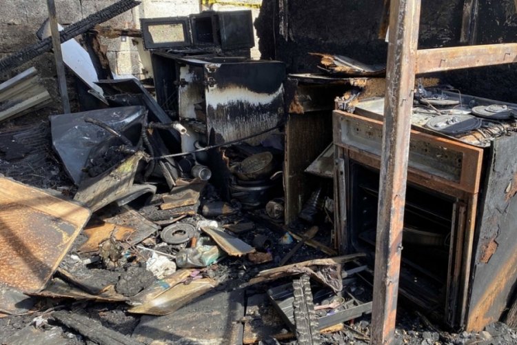 Depremzede ailenin konteyneri yandı, her şeyleri k&uuml;l oldu