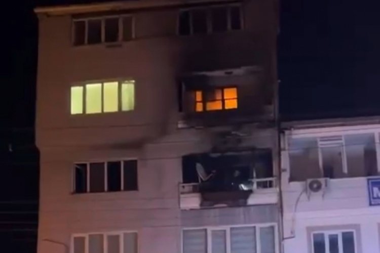 Bursa'da bir binanın 3. katı alev alev yandı
