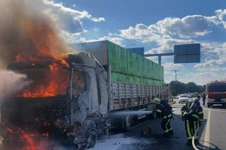 İnşaat malzemesi y&uuml;kl&uuml; TIR alev topuna d&ouml;nd&uuml;