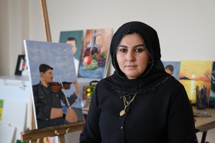 Sivas'ta 10 yıl &ouml;nce &ccedil;izmeye başladığı resimlerle ev ekonomisine katkı sağlıyor