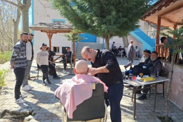 &Ccedil;orum'da bir muhtar, k&ouml;ydeki t&uuml;m erkekleri tıraş ettirdi