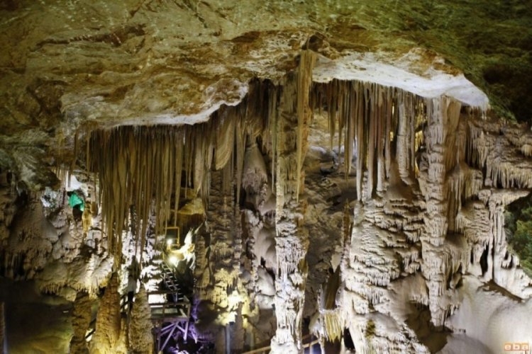 Damla taşı oluşumları bakımından zengin mağarada turizm sezonu başladı