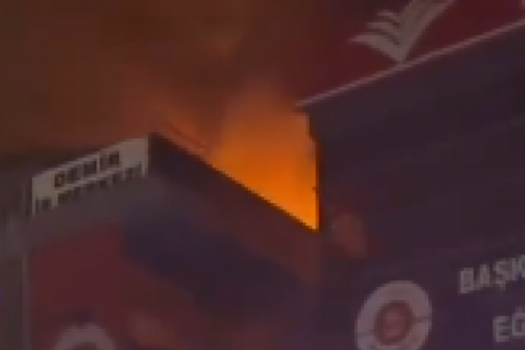 Bursa'da bir merkezinin üst katında yangın çıktı!