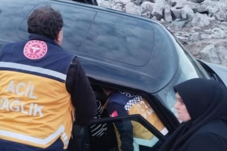 Kastamonu'da otomobil yol kenarında bulunan istinat duvarına &ccedil;arparak durabildi! 4 yaralı