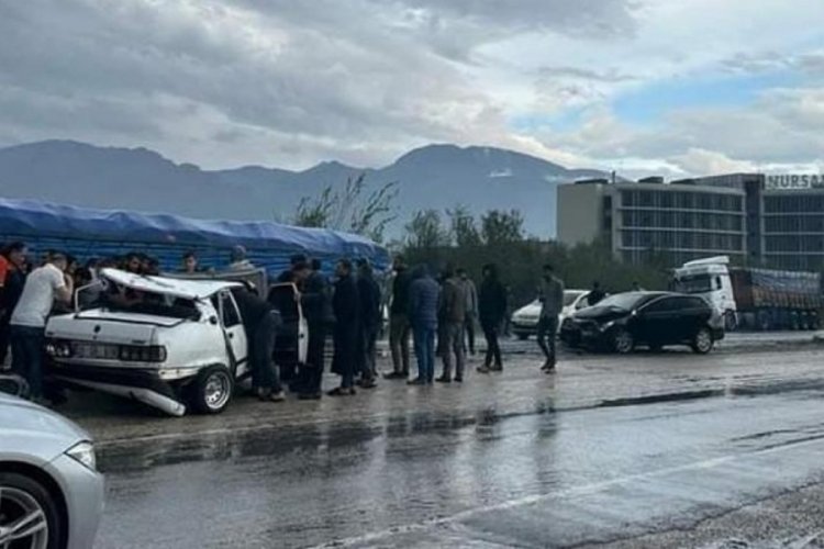 Hatay D&ouml;rtyol'da iki ara&ccedil; birbirine girdi!