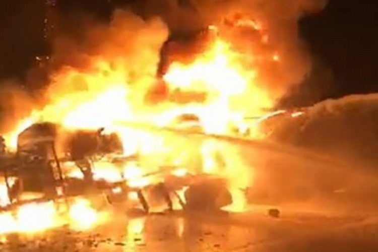 Adana'da devrilen akaryakıt y&uuml;kl&uuml; tanker alev alev yandı