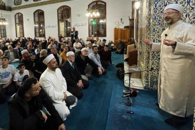 Diyanet İşleri Başkanı Erbaş, Ramazan ayının son teravih namazını Sakarya'da kıldırdı