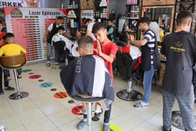 Adana'da banka sırası değil, tıraş kuyruğu