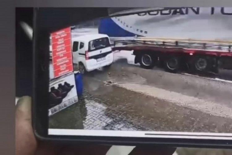 Bursa'da tır park halindeki araca &ccedil;arptı!