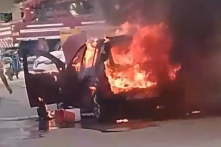 Bursa'da park halindeki otomobil alev alev yandı