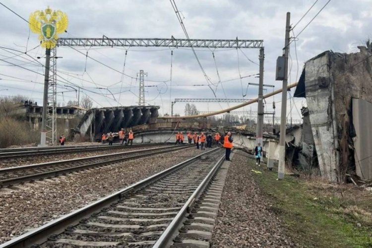Rusya'da demiryolunun &uuml;zerine k&ouml;pr&uuml; &ccedil;&ouml;kt&uuml;, 1 kişi &ouml;ld&uuml;
