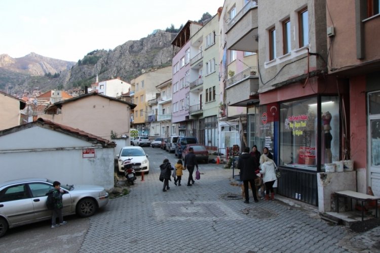 Kullanılmayan kıyafetleri &ccedil;ocuk elbiselerine d&ouml;n&uuml;şt&uuml;rd&uuml;, şimdi Amasya'ya &ouml;rnek oldu