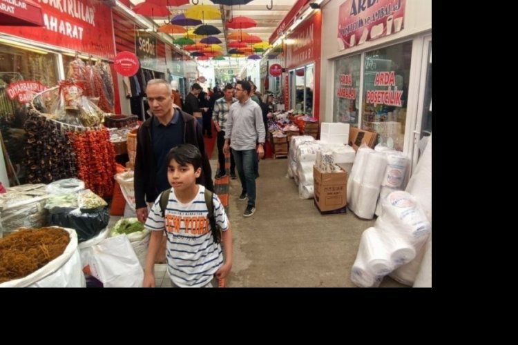 Deprem b&ouml;lgesi Malatya'da konteyner &ccedil;arşılarda yoğunluk yaşanıyor