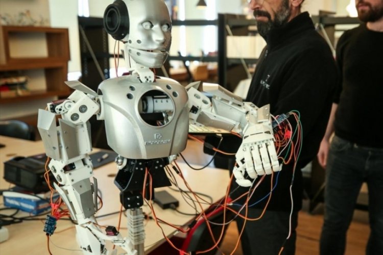 Bursa'da &uuml;retilen robot 'Cuma'dan Ramazan Bayramı tebriği