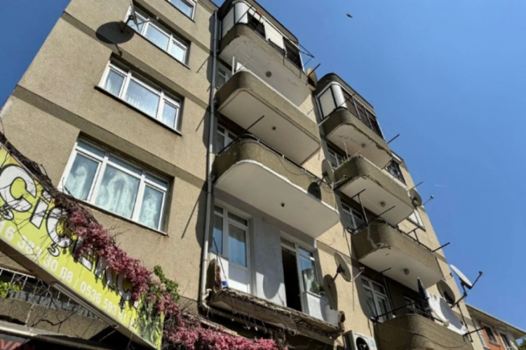 İstanbul'da 5 katlı binanın 1. katındaki balkon &ccedil;&ouml;kt&uuml;!