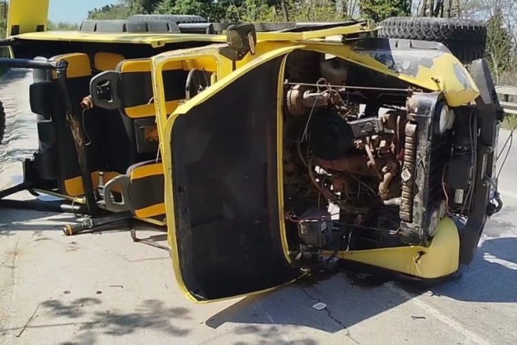 Sakarya'da kontrolden &ccedil;ıkan cip devrildi